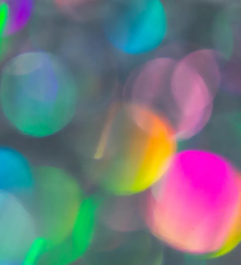Halos de lumière magenta, verts et cyan en flou d'arrière-plan