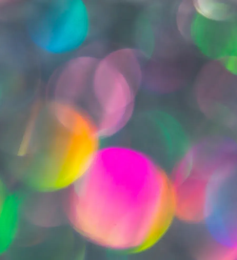Halos de lumière rose, jaune et verte en flou d'arrière-plan