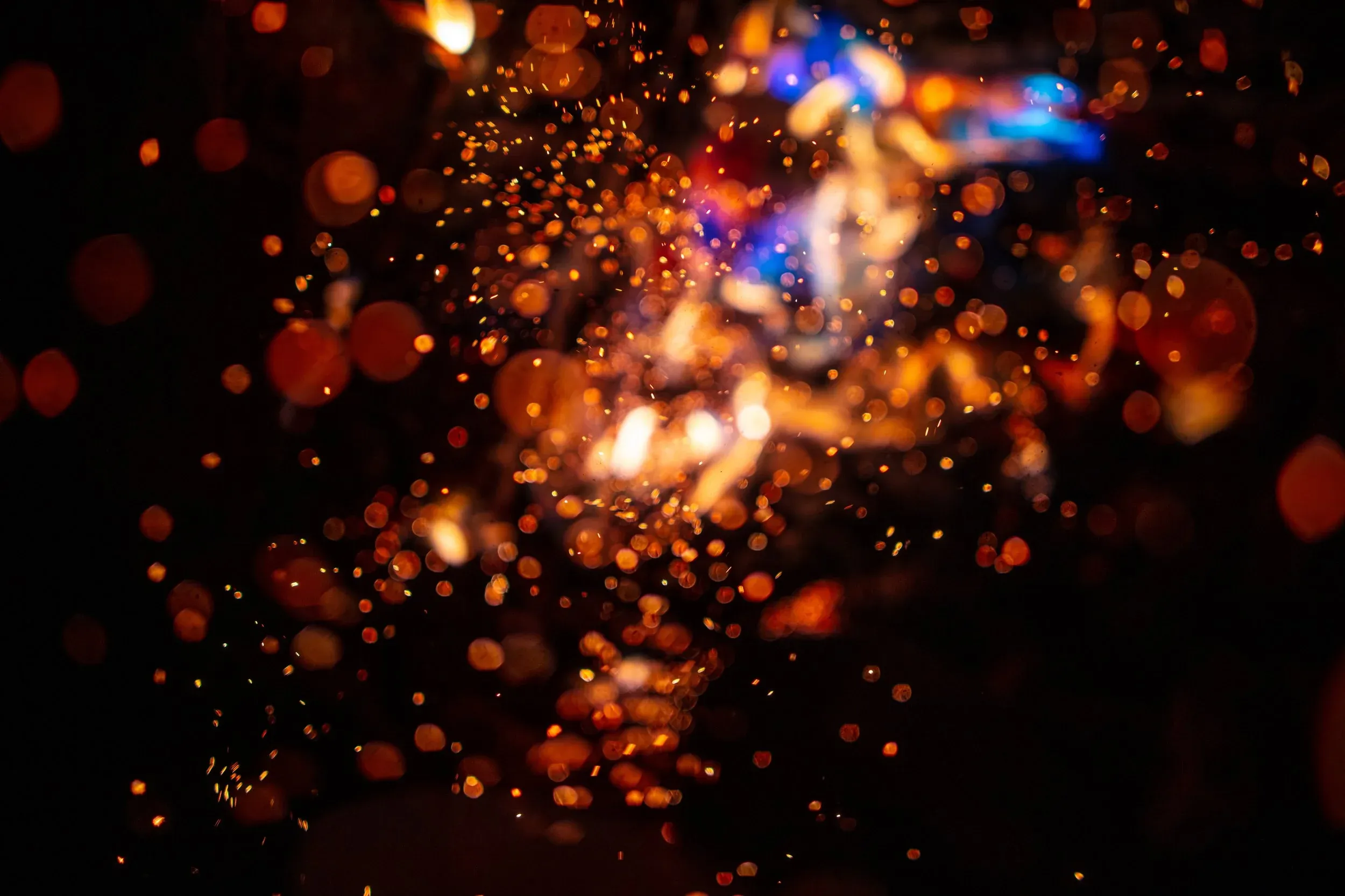 Étincelles orange sur fond sombre