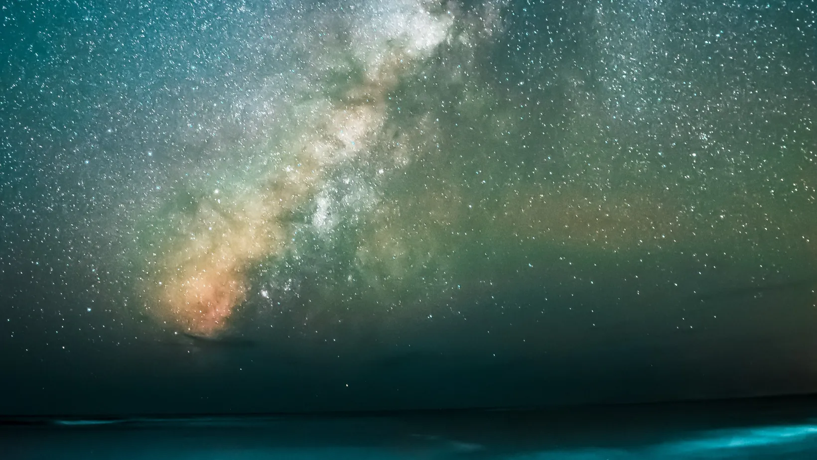 La Voie lactée au-dessus d'un horizon marin