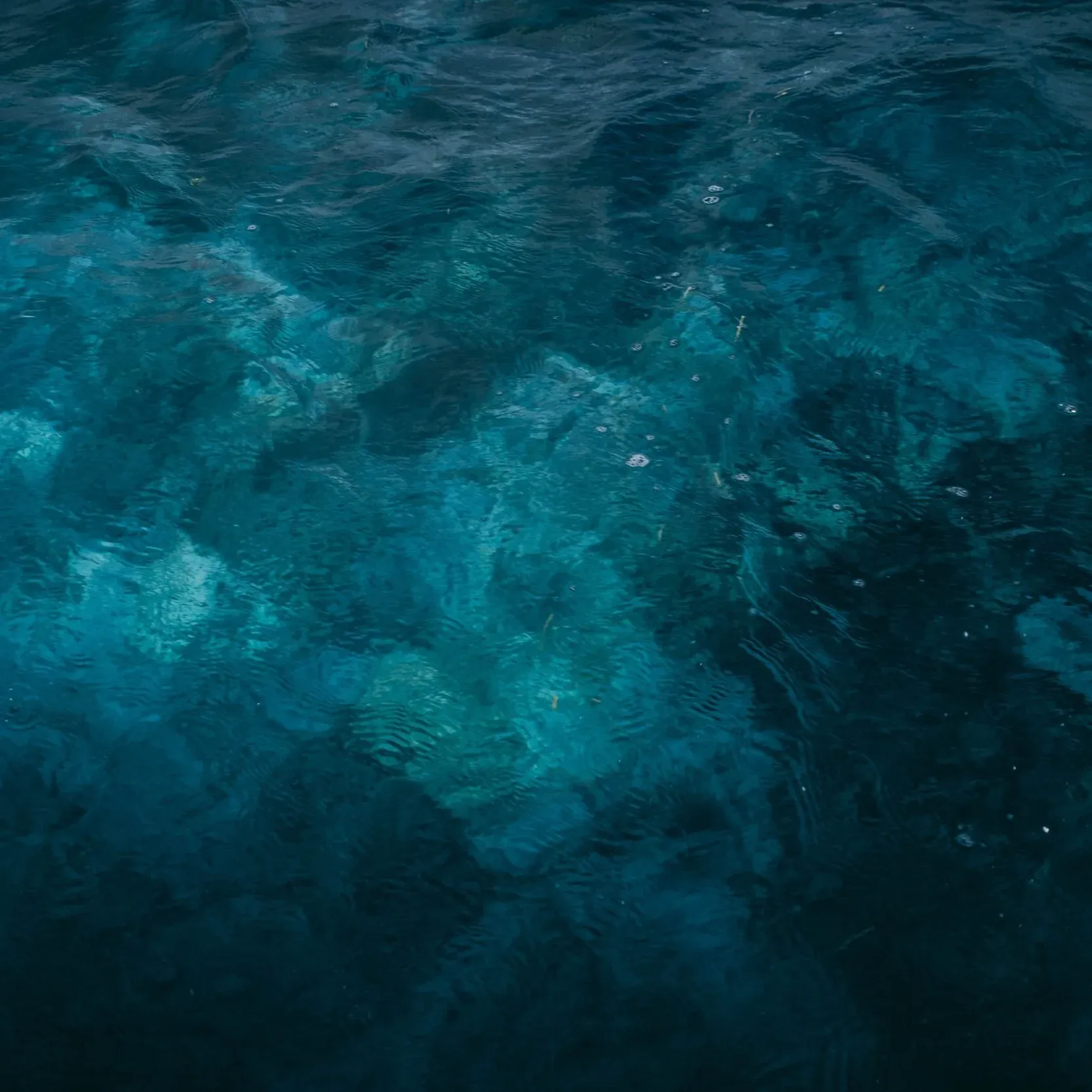 Texture d'eau profonde aux reflets turquoise