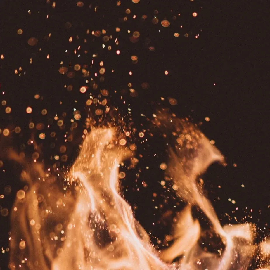 Flammes orange sur fond sombre