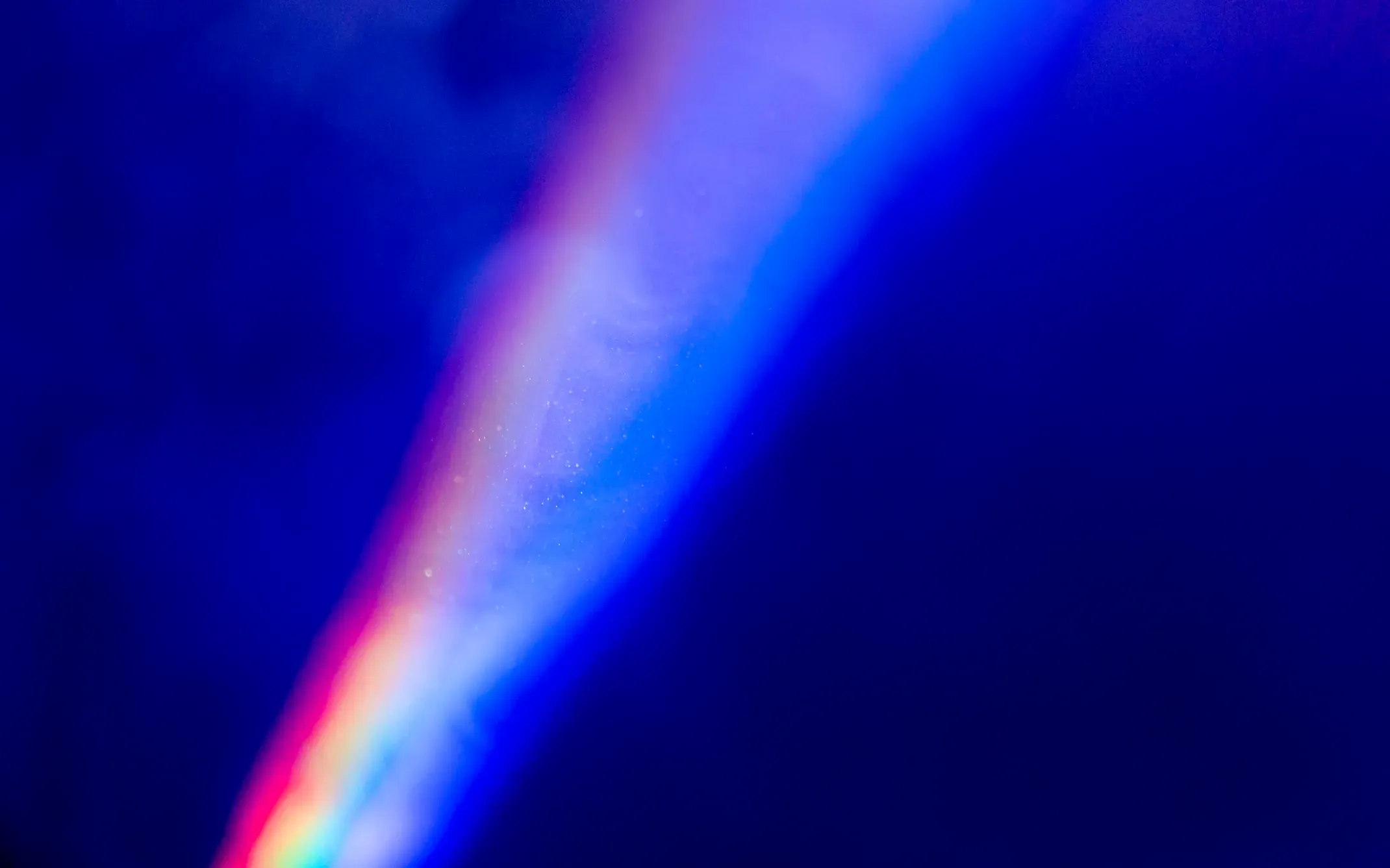 Faisceau prismatique traversant un bleu de nuit