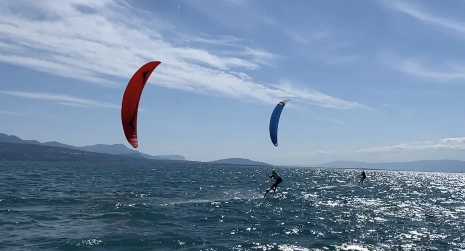 Deux kitefoilers naviguent de concert sur le Léman