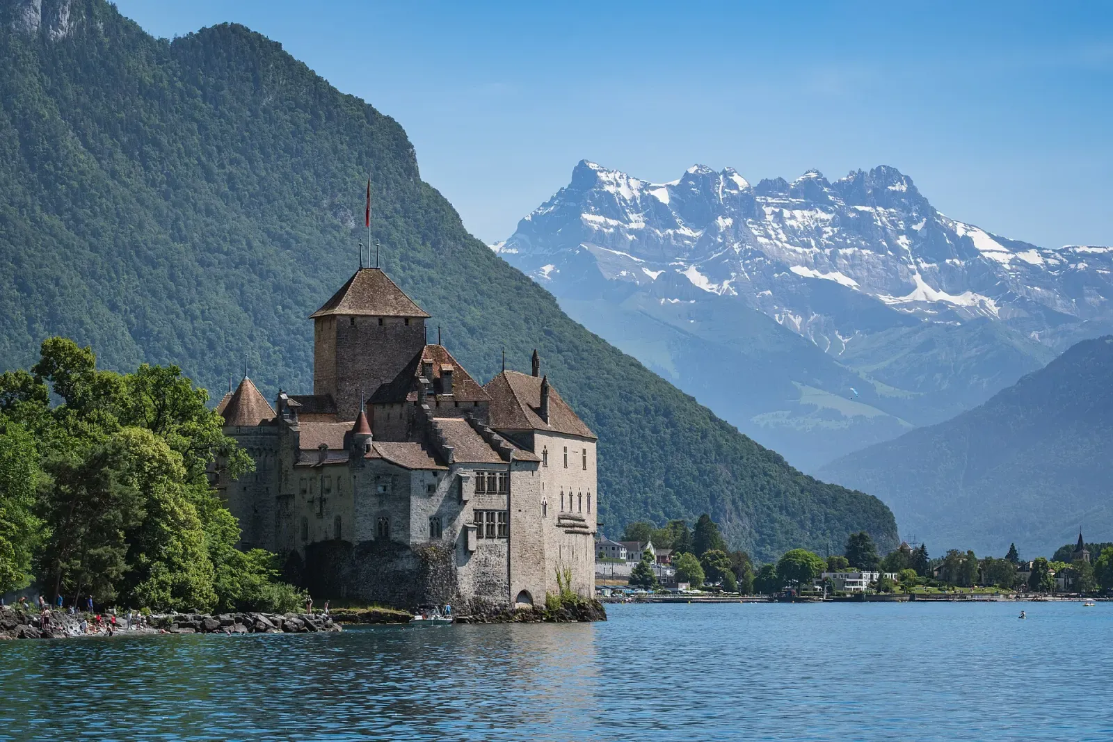 Le château de Chillon au bord du Léman, les Dents-du-Midi enneigées en arrière-plan